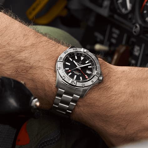 Breitling Avenger Automatik GMT 44 .